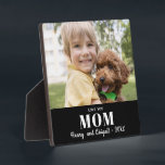 Placa Expositora Amar a tu mamá Foto Familia Keepsake moderno<br><div class="desc">Usa una foto familiar favorita para crear fácilmente una placa de keepsake. Tres líneas de texto permiten expresar el vínculo especial mostrado en la foto. Esta plantilla profesional creará un regalo sentimental para cualquier madre. Tamaño perfecto para colocar un manto en la sala de estar o un escritorio. Considere esto...</div>