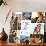 Placa Expositora Amar la vida contigo 7 Collages de fotos | Blanco<br><div class="desc">Collage moderno de fotos que puedes personalizar con 7 de tus fotos favoritas. La plantilla está preparada para que añadas tus fotos, trabajando en el sentido de las agujas del reloj desde la parte superior izquierda. El texto dice "amando la vida contigo" en un guión elegante y en una tipografía...</div>