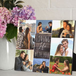 Placa Expositora Amar la vida contigo 7 Collages de fotos | Madera<br><div class="desc">Collage moderno de fotos que puedes personalizar con 7 de tus fotos favoritas. La plantilla está preparada para que añadas tus fotos, trabajando en el sentido de las agujas del reloj desde la parte superior izquierda. El texto dice "amando la vida contigo" en un guión elegante y en la moderna...</div>
