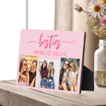 Placa Expositora Amigos de Bestis Rosados Calientes 3 Collage de fo<br><div class="desc">Celebra tu amistad con el Collage de fotos Keepsake Plaque de los Hot Pink Besties Friends 3. Esta placa vibrante y personalizada presenta un elegante diseño rosa caliente, mostrando un bonito collage de tres preciadas fotos. Diseñado con materiales de alta calidad, es perfecto para exhibirse en un escritorio, una estantería...</div>