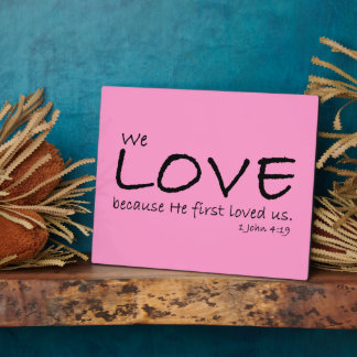 Placa Expositora Amor (1 Juan 4:19) Plaque
