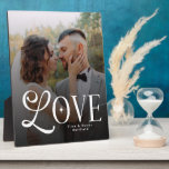 Placa Expositora Amor Moderno Foto de Boda Personalizada Parejas Mo<br><div class="desc">Celebre su amor de una manera hermosamente moderna con esta Placa de Monograma de Pareja de Foto de Boda Personalizada de Amor Moderno — un recuerdo personalizado diseñado para mostrar su momento más significativo. Con su foto de pareja favorita combinada con un monograma limpio y elegante, esta placa transforma su...</div>