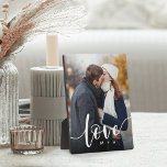 Placa Expositora Amor Script Overlay Parejas Foto personalizada<br><div class="desc">Crea un dulce sabor de tu boda,  luna de miel o momento especial con esta hermosa placa personalizado perfecta para parejas. Añade una foto vertical favorita,  con "amor" colocado en elegantes letras blancas,  y tus iniciales debajo.</div>