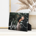 Placa Expositora Amor Script Overlay Parejas Foto personalizada<br><div class="desc">Crea un dulce sabor de tu boda,  luna de miel o momento especial con esta hermosa placa personalizado perfecta para parejas. Añade una foto horizontal favorita,  con el "amor" alineado a la izquierda en elegantes letras blancas,  y tus nombres encajados en el diseño.</div>