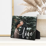 Placa Expositora Amor Script Overlay Parejas Foto personalizada<br><div class="desc">Crea un dulce sabor de tu boda,  luna de miel o momento especial con esta hermosa placa personalizado perfecta para parejas. Añade una foto horizontal favorita,  con "amor" alineado a la derecha en elegantes letras blancas,  y tus iniciales debajo.</div>