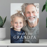 Placa Expositora Año del mejor abuelo del mundo<br><div class="desc">Placa fotográfica vertical con la foto de su personalizado y el texto "El mejor abuelo del mundo" con el año personalizado u otro texto debajo.</div>