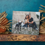 Placa Expositora Apellido de la familia Fecha de establecimiento |<br><div class="desc">¿Buscas una impresión personalizada perfecta para la familia? Nuestra elegante impresión del nombre de la familia con letra script es la forma perfecta de atesorar esos recuerdos para siempre. "Familia" elegante en letra de caligrafía moderna, fecha establecida y cita encantadora. Este recuerdo hace un regalo maravilloso para cualquier ocasión: día...</div>