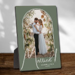 Placa Expositora Arco de Boda Foto Verde Salvia<br><div class="desc">Un recuerdo especial incluye tu foto de boda en un diseño de arco elegante con el texto "Casados" en texto chic junto con tus nombres y fecha de boda en un fondo verde salvia. Hermoso regalo para tu familia y un recuerdo fabuloso para mostrar en tu propia casa. ¡El color...</div>