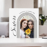 Placa Expositora Arco fotográfico de hermanas Minimalistas modernas<br><div class="desc">Un regalo especial para tu hermana, ya sea un miembro de la familia o una hermana de hermandad, este diseño moderno y elegante de placa tiene una plantilla de marco geométrico contemporáneo para personalizar con tu foto seleccionada. Celebra tu relación de hermandad y tiempos especiales junto con este regalo personalizado...</div>