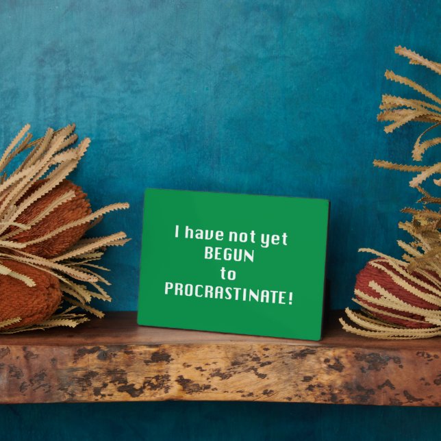 Placa Expositora Aún no he empezado a procrastinar (Lado)