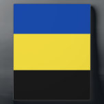 Placa Expositora Bandera de Gelderland<br><div class="desc">Bandera de Gelderland,  provincia de los Países Bajos. La bandera es un tricolor horizontal de azul,  amarillo y negro. Sus colores proceden del escudo de armas de Gelderland,  que a su vez se basaba en el escudo de armas del Hertogdom Gelre.</div>