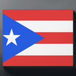 Placa Expositora Bandera de Puerto Rico<br><div class="desc">Las banderas de Puerto Rico representan y simbolizan la isla y el pueblo de Puerto Rico. Las banderas más comúnmente usadas de Puerto Rico son la actual bandera, que representa al pueblo de la comunidad de Puerto Rico; banderas municipales que representan las diferentes regiones de la isla; banderas políticas que...</div>