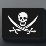 Placa Expositora Bandera pirata<br><div class="desc">Bandera de Calico Jack Pirate. Una de las versiones más famosas de la bandera pirata diseñada por un famoso pirata llamado Calico Jack. Calavera blanca simple y huesos sobre fondo negro. Disponible en diferentes ideas y productos de regalo que usted puede personalizar fácilmente con su propio texto e imágenes.</div>