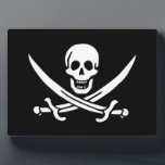 Placa Expositora Bandera pirata<br><div class="desc">Bandera de Calico Jack Pirate. Una de las versiones más famosas de la bandera pirata diseñada por un famoso pirata llamado Calico Jack. Calavera blanca simple y huesos sobre fondo negro. Disponible en diferentes ideas y productos de regalo que usted puede personalizar fácilmente con su propio texto e imágenes.</div>