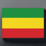Placa Expositora Bandera rastafariana rasta etíope<br><div class="desc">Los colores rojo, verde y amarillo representan la bandera del rastafari, pero también es una bandera de Etiopía. Este es un regalo de alta calidad de Rasta y un gran diseño para todos los rastafaris. Visite nuestra tienda para encontrar más regalos geniales de rasta y otras ideas de regalo de...</div>