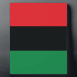 Placa Expositora Bandera roja, negra y verde<br><div class="desc">Los 3 colores panafricanos de la bandera representan: RED: la sangre que une a todas las personas de ascendencia africana negra, y derramada por la liberación; NEGRO: personas negras cuya existencia como nación, aunque no como estado-nación, se afirma por la existencia de la bandera; y VERDE: la abundante riqueza natural...</div>