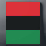 Placa Expositora Bandera roja, negra y verde<br><div class="desc">Los 3 colores panafricanos de la bandera representan: RED: la sangre que une a todas las personas de ascendencia africana negra, y derramada por la liberación; NEGRO: personas negras cuya existencia como nación, aunque no como estado-nación, se afirma por la existencia de la bandera; y VERDE: la abundante riqueza natural...</div>