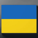 Placa Expositora Bandera ucraniana (Ucrania)<br><div class="desc">Este diseño presenta la bandera nacional de Ucrania, que es un país en Europa del Este. Ucrania limita con Rusia al este y al noreste; Belarús al norte; Polonia, Eslovaquia y Hungría al oeste; y Rumania, Moldavia y el Mar Negro al sur. Ucrania es el segundo país más grande de...</div>