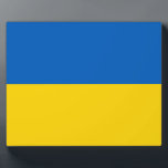 Placa Expositora Bandera ucraniana (Ucrania)<br><div class="desc">Este diseño presenta la bandera nacional de Ucrania, que es un país en Europa del Este. Ucrania limita con Rusia al este y al noreste; Belarús al norte; Polonia, Eslovaquia y Hungría al oeste; y Rumania, Moldavia y el Mar Negro al sur. Ucrania es el segundo país más grande de...</div>
