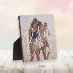 Placa Expositora Bestias en escritura de moda | Tu foto con corazón<br><div class="desc">Esta elegante placa muestra la palabra "Besties" en un guión moderno y elegante,  con su foto favorita y un corazón garabateado escrito a mano. Puede agregar sus iniciales o monogramas,  o los nombres de sus mejores amigos. También hace el regalo perfecto para sus BFFs.</div>