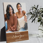 Placa Expositora Bestie I Love You Rustic Wood Effect Photo<br><div class="desc">Sobrescribe a tu mejor amigo con un botón de foto en placa, con una sola foto, el texto 'BESTIE (puede ser cambiado por cualquier nombre) te amo, y de quién es' en un fondo de efecto de madera. Haría un gran regalo para la familia o amigos por cualquier ocasión. Los...</div>