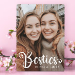 Placa Expositora Besties mejores amigos nombres personalizados foto<br><div class="desc">Plaque con la foto de su personalizado y el texto "Besties" con los nombres personalizados a continuación.</div>