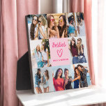 Placa Expositora Besties Regalo Rosa Para El Collage de fotos De Am<br><div class="desc">El Besties Script Gift for Friends Collage de fotos es una manera perfecta de honrar tu amistad más cercana. Con la palabra "Besties" en un guión elegante, esta placa personalizada le permite mostrar sus fotos favoritas juntas, creando un conservador único y significativo. Ideal para cumpleaños, vacaciones o simplemente para mostrar...</div>