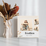 Placa Expositora BESTIONES, Collage de fotos y nombres | BFF<br><div class="desc">"¡Celebra tu vínculo inquebrantable con esta placa personalizada de collage de fotos de Besties! Sube tus recuerdos favoritos con tu BFF y agrega tus nombres para un regalo único y atento. Perfecto para amistades,  regalos de cumpleaños o un acogedor agregado a cualquier habitación".</div>