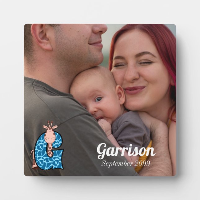 Placa Expositora Blue Monogrammed G con foto de bebé de jirafa (Frente)