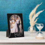 Placa Expositora Boda Arch Photo Black<br><div class="desc">Una nota especial muestra la foto de su boda en un elegante diseño de arco con el texto "Casado" en texto de moda junto con sus nombres y fecha de boda en un fondo negro. Hermoso regalo para su familia y un fabuloso recuerdo para mostrar en su propia casa. ¡Se...</div>