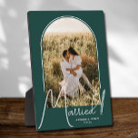 Placa Expositora Boda Arch Photo Emerald Green<br><div class="desc">Una nota especial muestra su foto boda en un elegante diseño de arco con el texto "Casado" en texto de moda junto con sus nombres y fecha boda en un fondo verde esmeralda. Hermoso regalo para su familia y un fabuloso recuerdo para mostrar en su propia casa. ¡Se puede cambiar...</div>