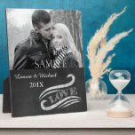 Placa Expositora Boda de amor de Chalkboard Foto Keepsake Plaque<br><div class="desc">Las imágenes de pizarra son populares, y esta es especialmente elegante. Tu fotografía (en blanco y negro o en color) está en la parte superior, con un diseño de desplazamiento de pizarra de bonito que enmarca la palabra AMOR. Esto hace un maravilloso boda o regalo de compromiso. *Gracias a Lilian...</div>