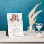 Placa Expositora Boda de fotografía de recién casados Love Gracias<br><div class="desc">A Los Recién Matados Les Encanta Gracias, Boda De Foto De Padres. Los padres de la pareja feliz se sentirán muy conmovidos de verdad al recibir este maravilloso mensaje mostrándoles lo mucho que significan para usted en su día de bodas! Simplemente agrega tu foto favorita de tus padres en la...</div>