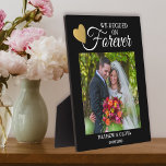 Placa Expositora Boda de la pareja moderna Foto Cita de oro Corazón<br><div class="desc">Marco de foto boda de pareja moderna personalizado con nombre y fecha. La cita ‘decidimos para siempre’ agrega un elemento romántico a la placa de la foto.</div>