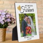 Placa Expositora Boda de la pareja moderna Foto Cita Gold Heart<br><div class="desc">Marco de foto boda de pareja moderna personalizado con nombre y fecha. La cita ‘decidimos para siempre’ agrega un elemento romántico a la placa de la foto.</div>
