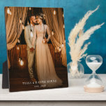 Placa Expositora Boda de la pareja recién casada Foto Keepsake<br><div class="desc">Un moderno regalo monogramado de placa fotográfica boda para la novia y el novio,  con fecha establecida y nombre. Sencillo boda minimalista memento.</div>