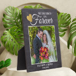 Placa Expositora Boda de la pareja rusa foto Cardilla de oro<br><div class="desc">Marco de foto boda de pareja rústica en pizarra personalizada con nombre y fecha. La cita ‘decidimos para siempre’ agrega un elemento romántico a la placa de la foto.</div>