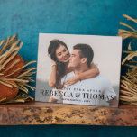 Placa Expositora Boda fotográfico de tipo moderno Plaque<br><div class="desc">Un moderno superpuesto con nombres grandes y una foto con todo el color son las características de esta placa de conservas de boda aniversario. Haga clic en el botón de edición para personalizar de este diseño.</div>
