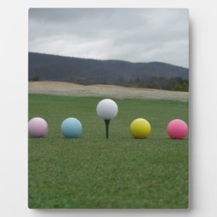 Placa Expositora bolas de golf de colores vivos en una montaña