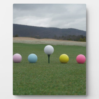 Placa Expositora bolas de golf de colores vivos en una montaña