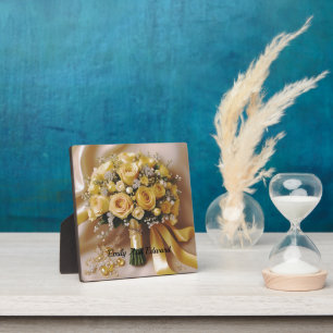 Placa Expositora "Brillo Dorado: Un Ramo de Rosas con Miel de Amor"