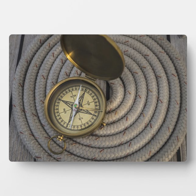 Placa Expositora Brújula Antigua En El Embalse (Frente)