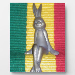 Placa Expositora Bunny in Rasta Colours: Un toque de Groovy