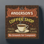 Placa Expositora Cafetería con Mug Crea tu Propia Personalización<br><div class="desc">Esta placa con motivos de café es perfecta para quien maneja su propia cafetería o tenga una temática de café en la decoración de su cocina. Hecho en marrón retro, naranja, beige y amarillo, este diseño inspirado en el espresso / capuchino presenta una taza en un platillo, dos banderas de...</div>
