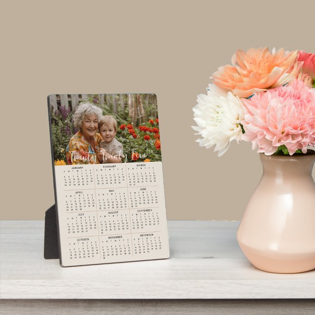 Placa Expositora Calendario fotográfico de 2025 con stand Full Year (2025 Photo Calender with Stand from the Personalized Calendars Collection by Darling & May)