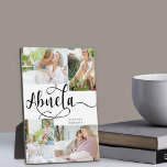 Placa Expositora Calligrafía de Abuela 4 Foto Tabletop Plaque<br><div class="desc">Regalo personalizado de 4 placas fotográficas para tu Abuela,  que puedes personalizar con tu mensaje personalizado,  como te amo y tu nombre. La plantilla de la foto mostrará tus imágenes en un pequeño collage de fotos de 2x paisajes y 2x retratos. Abuela está escrita en una elegante caligrafía rápída.</div>