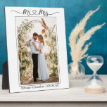 Placa Expositora Calligraphy Heart Mr. y Mrs. Boda Photo<br><div class="desc">Modern Minimalista Simple caligrafía Script Mr. and Mrs. Heart Boda Bride and Groom Photo Plaque</div>