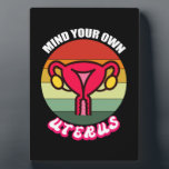 Placa Expositora Camisa de derechos reproductivos a favor de Choise<br><div class="desc">Vintage Mind Your Own Uterus Cute Feminist Git Reproductive Rights Shirt Pro Choise Derechos reproductivos,  feministas,  escocesas,  vintage,  feminismo,  ideas de regalo,  mi cuerpo mi elección,  poder chica,  mujeres,  igualdad,  fuerte,  rosa,  chica,  igualdad,  aborto,  cuterio,  pro elección,  útero,  derechos de la mujer,  derecho al aborto,  lgbtq,  mujer, choise, giros</div>