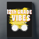Placa Expositora Camisas de 12° grado Vibes de vuelta a la escuela<br><div class="desc">12° Grado Vibes Camisa de vuelta a la escuela 12º día Profesora, 12º grado, camisa, regalo, ideas, de vuelta a la escuela, 2021, primer día de escuela, idea de regalo, 12º grado, estudiante, profesor, 12º grado, escuela 12º grado, profesor de 12º grado, estudiante, enseñanza, equipo de 12º grado, niños, regalos...</div>