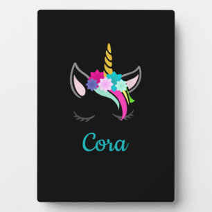 Placa Expositora Camiseta con nombre de unicornio arcoíris de Cora